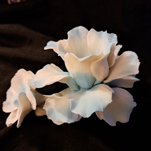 Exquisite White and Blue, Capodimonte Flower. - Picture 3 of 6